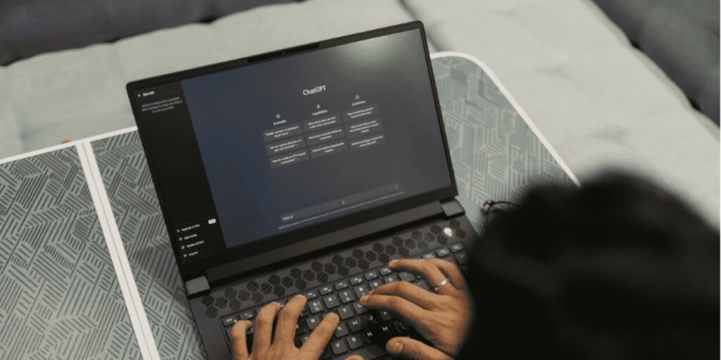 muz vyhladava informacie na internete